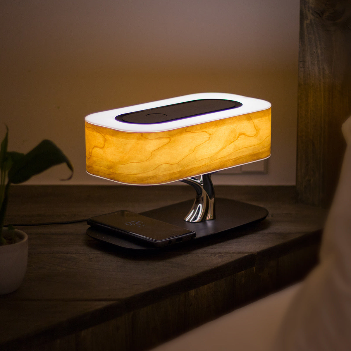 Lampe de Chevet Arbre Créative 4-en-1 – Veilleuse LED Dimmable avec Haut-Parleur Bluetooth, Chargeur Sans Fil & Enceinte Musique
